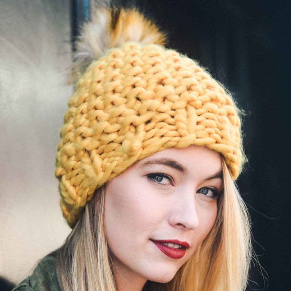 Women’s knit hat with faux fur puff